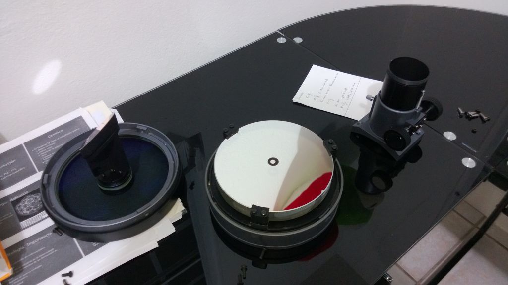 Corrector espejo secundario, espejo primario en su celda, y enfocador.