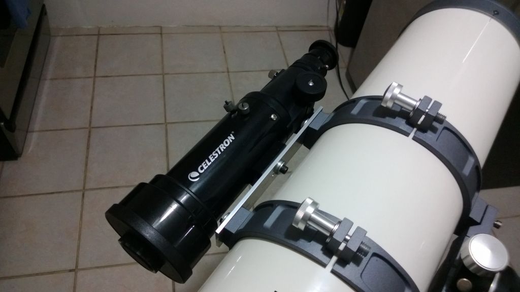 Refractor Travel Scope 70 montado "piggyback" sobre el SN-6.