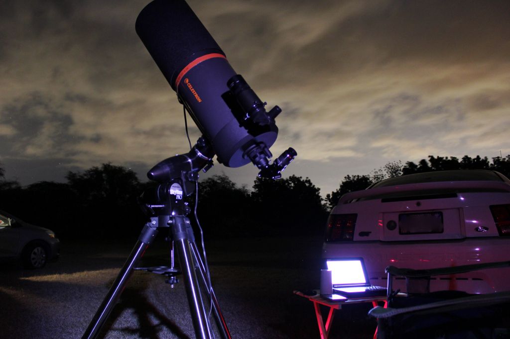 Telescopio C8 SC en la Noche de Observación de la SAC. Aunque hubo bruma por momentos, el cielo se despejó bastante como para observar muchos objetos de espacio profundo.
