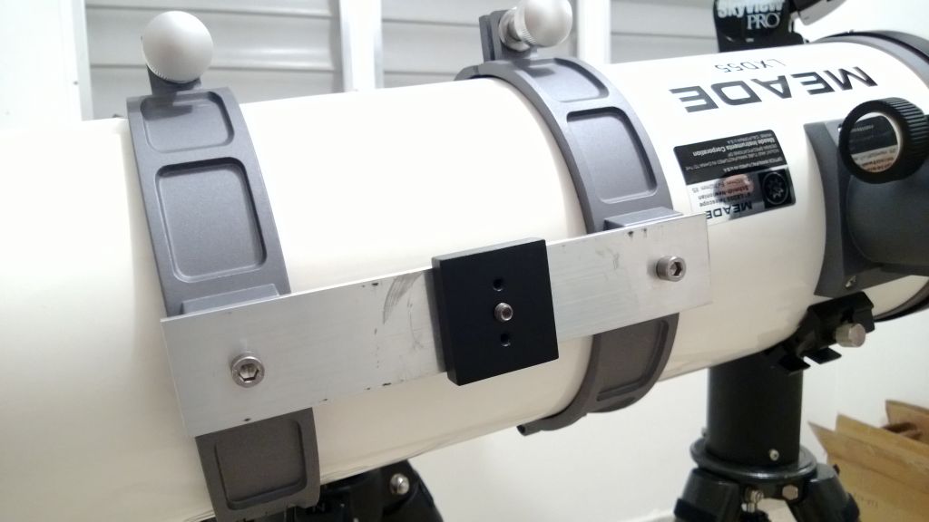 Sobre un barra de aluminio que compré en una fábrica, adapté el bloque sobre el cual se monta el buscador.