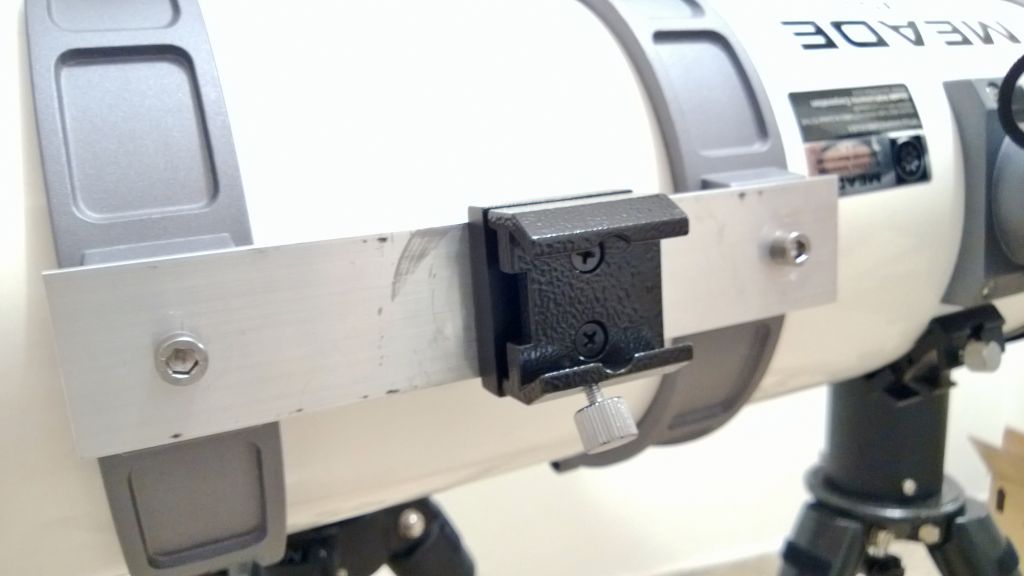 Ensamblando la montura del buscador 9x50.