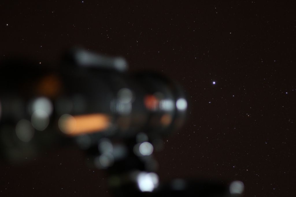 La estrella Vega se distingue fácilmente en el cielo nocturno. Debajo de ésta se aprecia Epsilon Lyrae, el Doble Doble. (Gustavo Sánchez/Observatorio Guajataca)