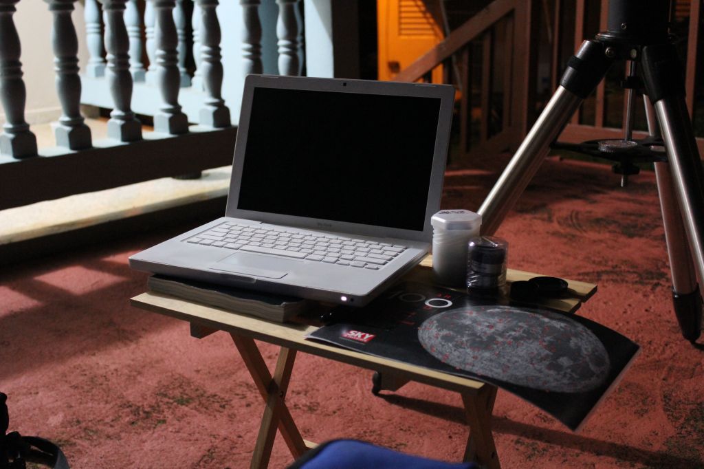 Escribiendo la estrada mientras observaba. Usé varios atlas lunares para ayudarme en la búsqueda de los objetos.