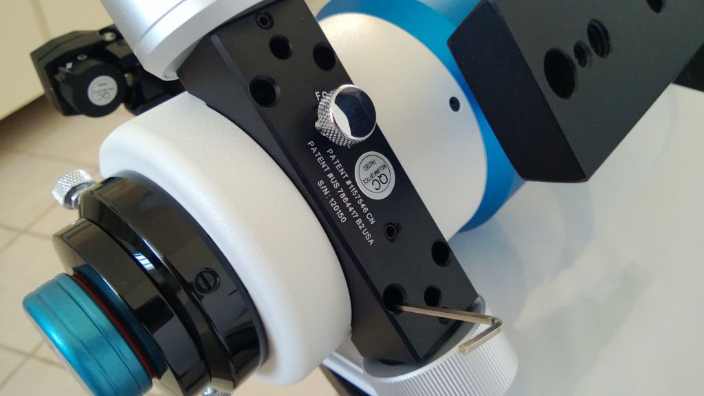 Apretando los tornillos que aguantan el R&P del focuser del GT81. Los seis tornillos de los extremos estaban un poco flojos. (!)