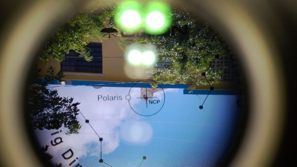 Alineando el polar scope con un calentador solar en una casa lejana.