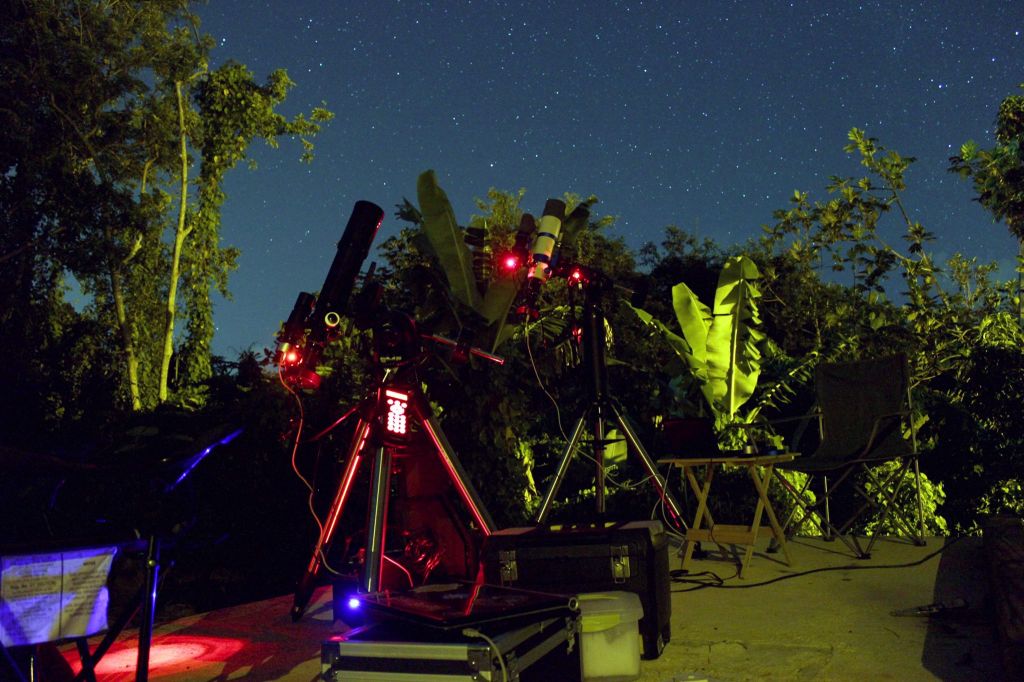 Dos refractores de 80mm listos para capturar la zona de la Nebulosa del Velo en el Cisne.