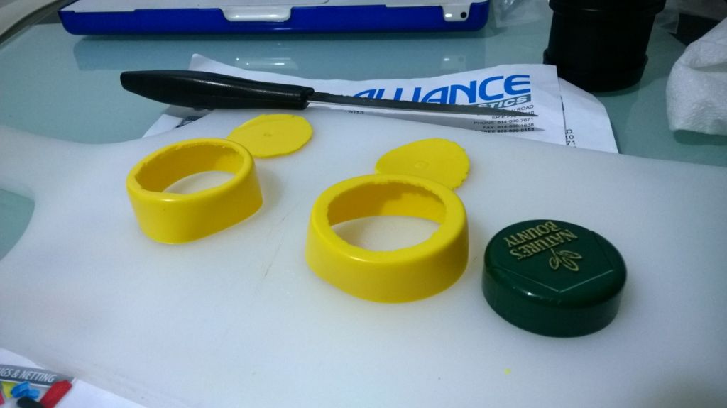 Los tapones de PVC cortados para mirar a través de ellos.