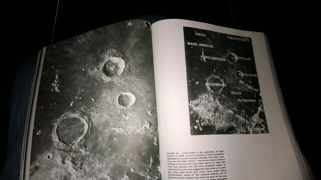Fotografía de la zona del cráter Arquímedes, del libro "Exploring the Moon through binoculars and small telescopes" por Ernest H. Cherrington, Jr.