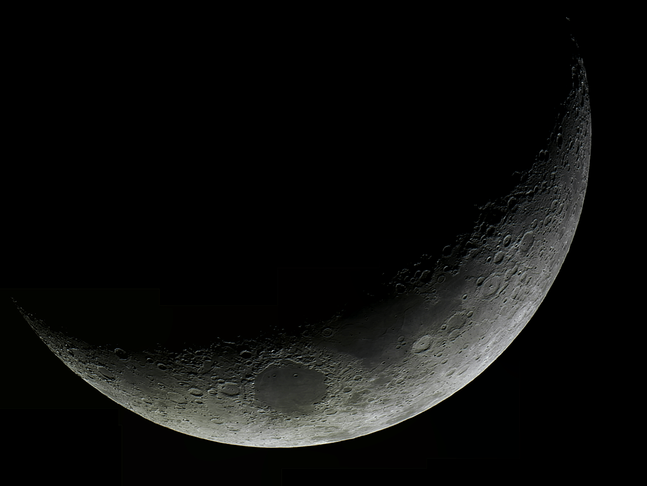 Mosaico de 11 imágenes de la luna creciente desde Isabela, PR. Crédito: Gustavo Sánchez/Captando el Cosmos