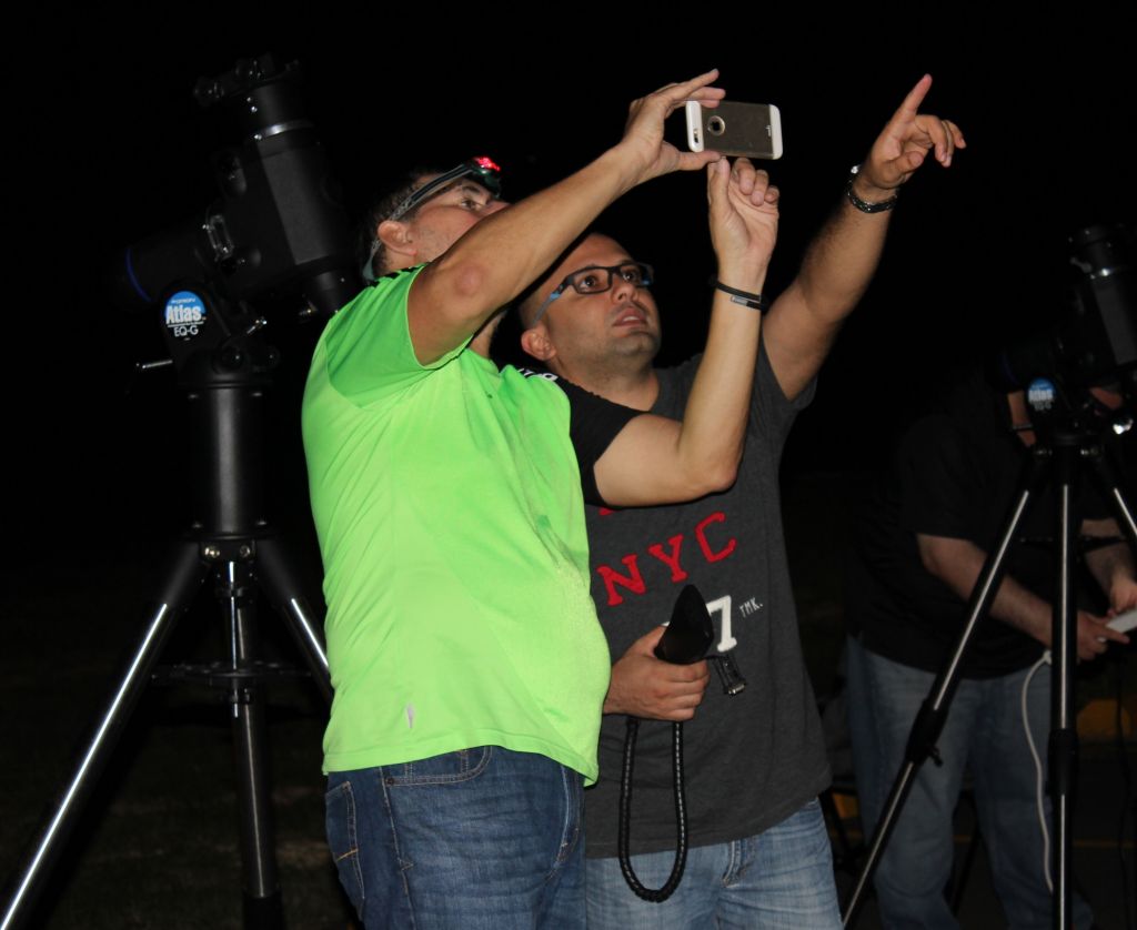 El autor (a la derecha), junto al profesor Cardé ubicando a Polaris.