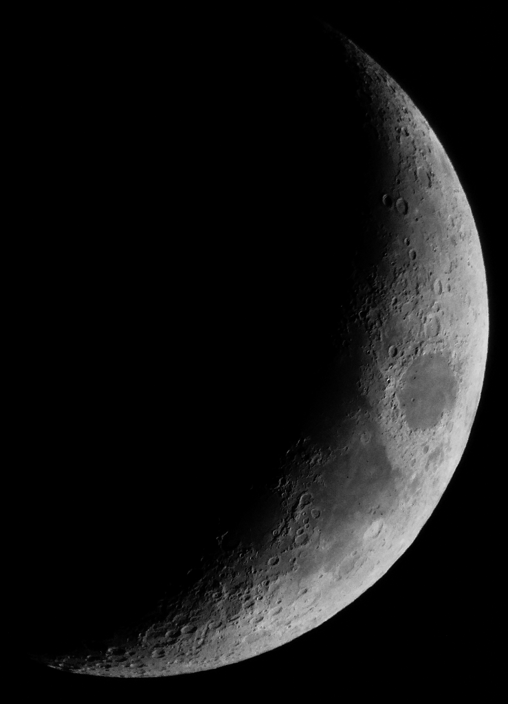 Luna creciente tomada con celular en modo afocal