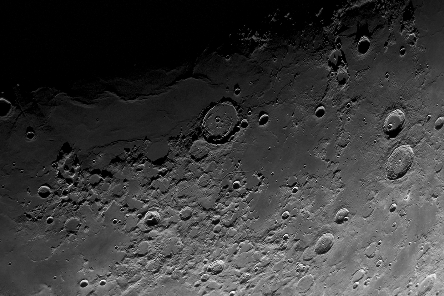 Imagen de las coordenadas 30 grados N, 30 grados E de la superficie de la luna. Crédito: Gustavo Sánchez/Captando el Cosmos.
