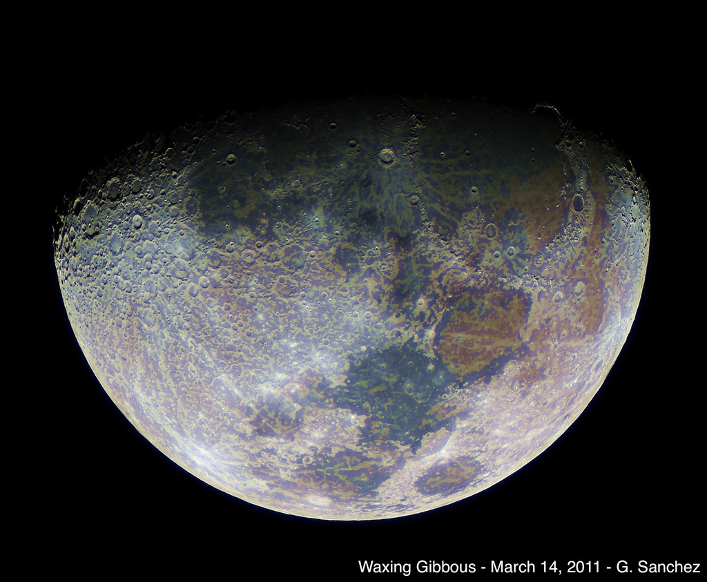 Foto de la superficie lunar con la saturación de colores manipulada para resaltar las zonas con diferente albedo, y en consecuencia, diferente composición mineral. (Foto por el autor)