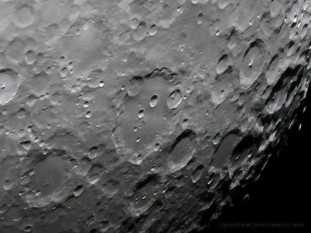 El cráter Clavius mide 225 km de diámetro.