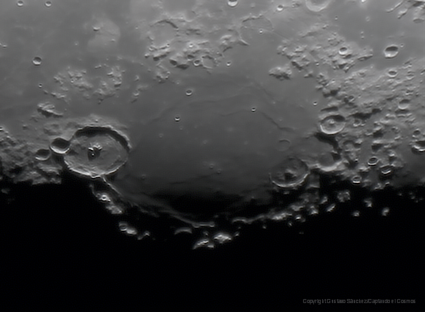 Mare Humorum mide 395km de diámetro. A su lado se encuentra Gassendi, de 114km.