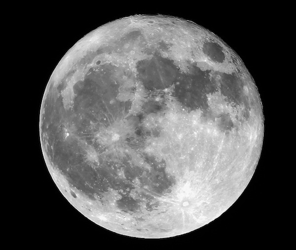 Resultado final de nuestra sesión de fotos de la luna.  Los cráteres en el borde superior de ésta se ven claramente, y los mares en la superficie contrastan perfectamente con las zonas más claras.
