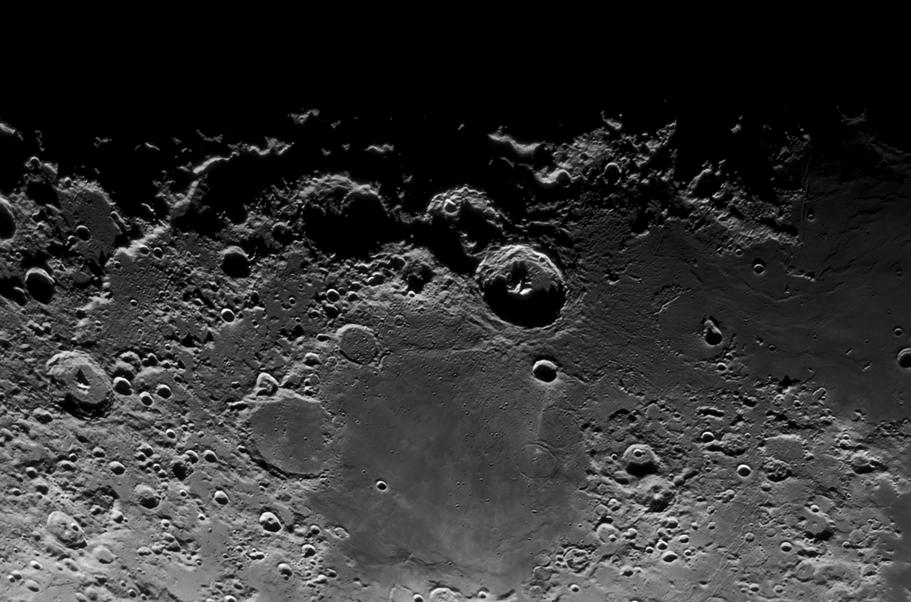 Imagen de las coordenadas 15 grados S, 30 grados E de la superficie de la luna. Crédito: Gustavo Sánchez/Captando el Cosmos.