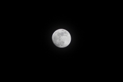 Imagen de la luna tomada a través del Travel Scope 70 y una Canon EOS Rebel T2i.