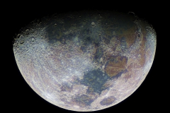 Foto de la superficie lunar con la saturación de colores manipulada para resaltar las zonas con diferente albedo, y en consecuencia, diferente composición mineral. (Foto por el autor)