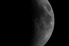 Mosaico de cuatro cuadros de la luna en cuarto creciente. Crédito: Gustavo Sánchez/Captando el Cosmos.