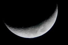Imagen de la Luna tomada en modo afocal usando el refractor y el lente zoom en posición de 24mm de largo focal.