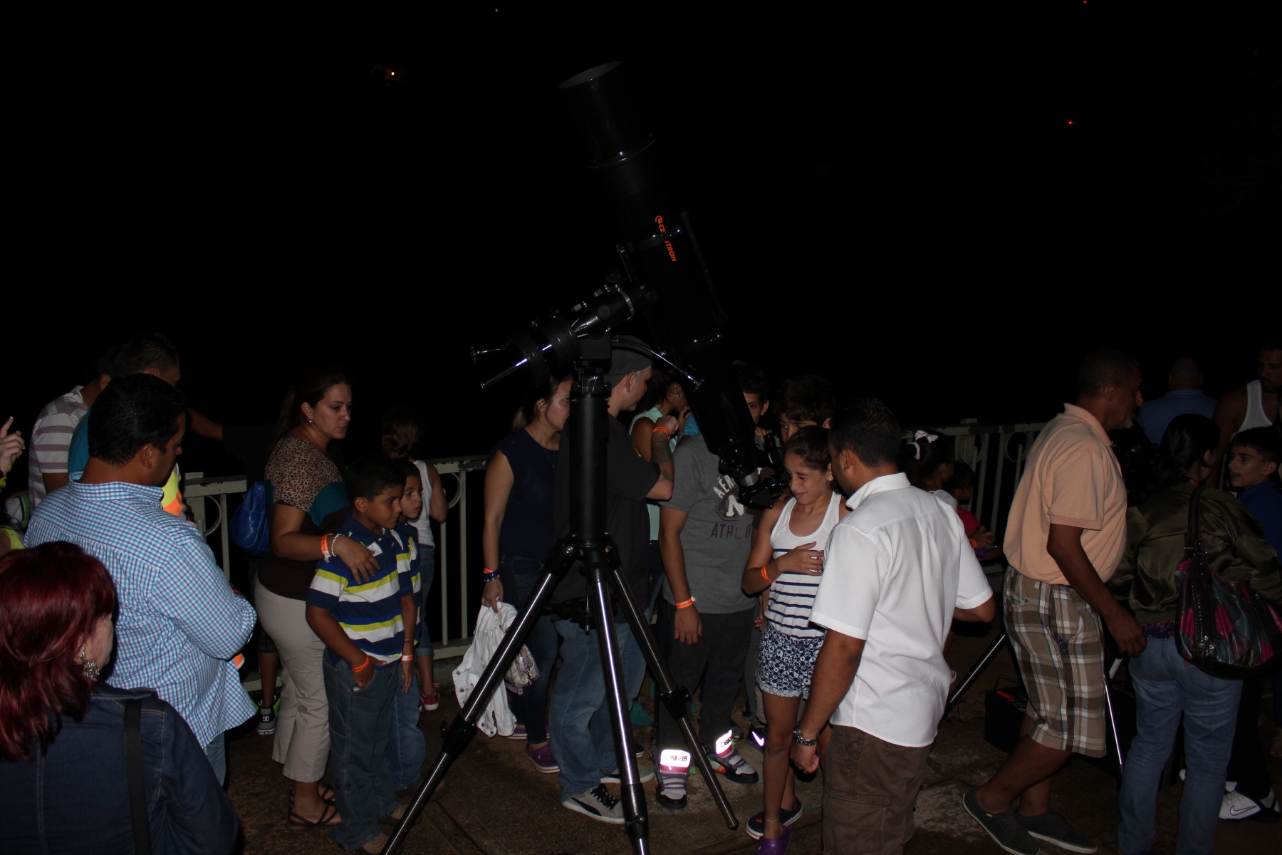 Mostrándole la estrella doble Albireo a los presentes.
