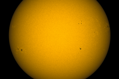 Disco solar visto a través de un filtro de 540nm, en versión monocromática con un color estéticamente más "normal". Crédito: Gustavo Sánchez/Captando el Cosmos