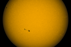 Disco solar visto a través de un filtro de 540nm, en versión monocromática con un color estéticamente más "normal". Crédito: Gustavo Sánchez/Captando el Cosmos